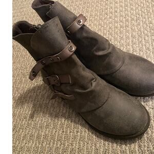 Dod Booties Size 7M Straps and Buckles, Zip on inside Plenty of sole left.
